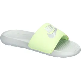 Nike Victori One Damen Light Silver / Light Silver / Barely Volt 40,5