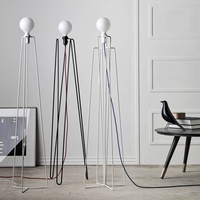 Grupa Model M3 LED-Stehleuchte weiß, Kabel weiß