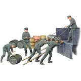 MiniArt MODELS 550035366 1:35 Figuren Deutsche Soldaten (5) mit Treibstofffässern. Sonderausgabe