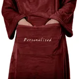 DecoKing Kuscheldecke mit Namen Personalisiert mit Ärmeln Geschenke für Frauen und Männer 150x180 cm Bordeaux Ärmeldecke Microfaser TV Decke Lazy
