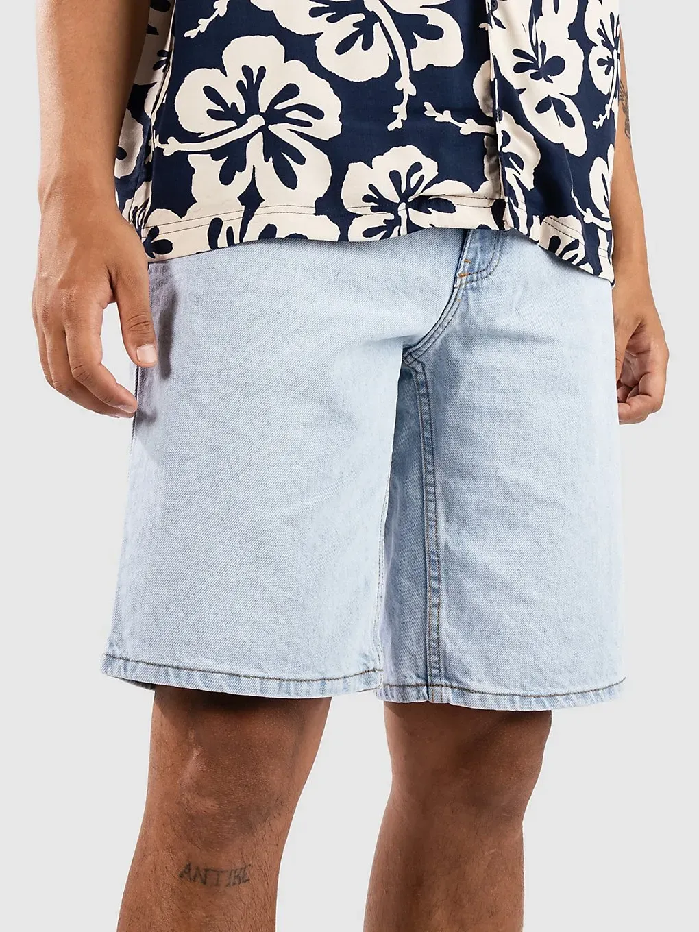 Empyre Loose Fit Sk8 Shorts light / pastel blue Gr. 38