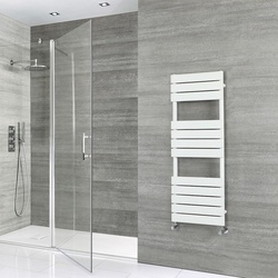Design Handtuchheizkörper in Weiß mit flachen Heizlamellen zur Wandmontage, Größe wählbar - Lustro Hudson Reed