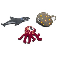 BS Toys Tauchtiere Kinder - Hai, Ray und Tintenfisch - Wasserspielzeug für Kinder - ür Kinder ab 5 Jahren - bunte Unterwasserspielzeuge - Mit Sand gefüllte Strandtiere aus Neopren - 21 × 2.5 × 14 cm