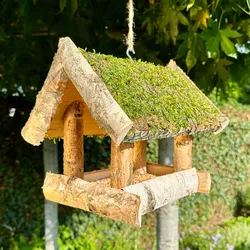 Vogelhaus mit Moos-Satteldach